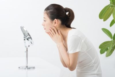 自身の顔のムダ毛や産毛を気にする女性