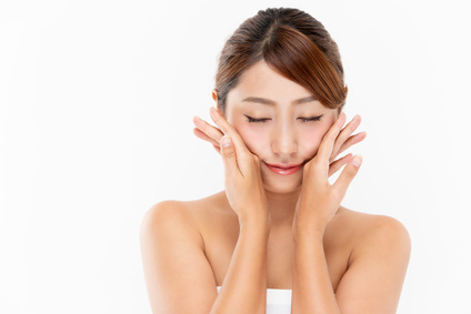 無添加化粧品を使用する敏感肌の女性