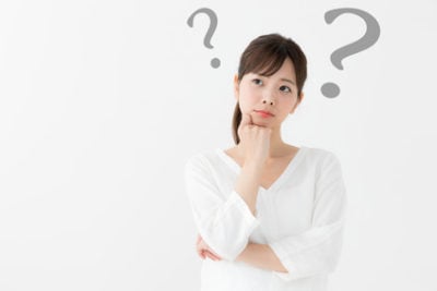 無添加成分について考える女性