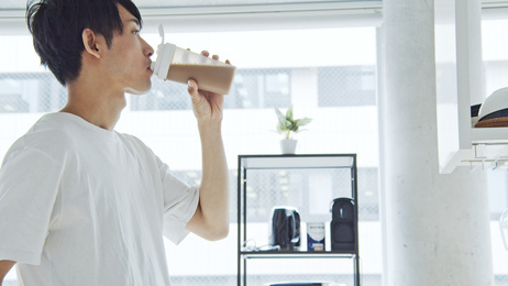 コラーゲンを毎日飲む男性