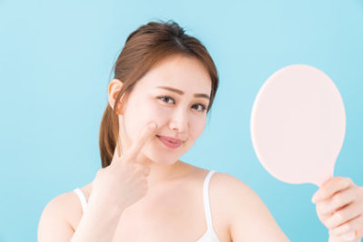 笑うとほうれい線が気になる女性