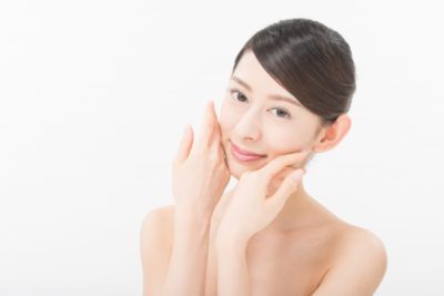 エイジングケアでハリやツヤを保っている女性