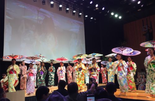ミス・スプラナショナル日本大会のオープニングショーの写真