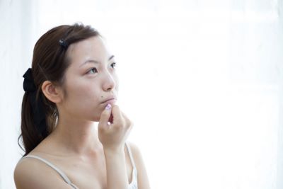 毛嚢炎に悩む女性