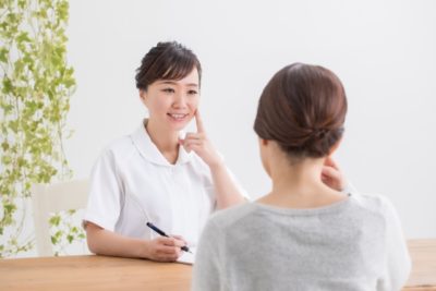 二重整形の診断を受ける女性