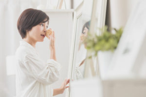 メイクをしている女性