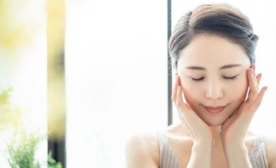 肌質とエイジングケアを考えた保湿クリームを使う女性