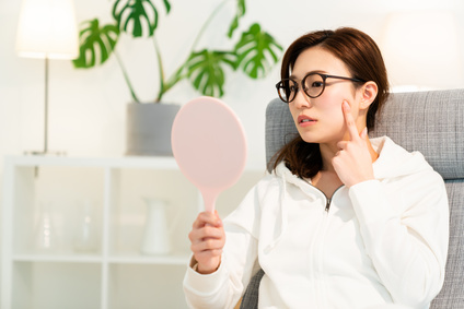 秋に肌荒れして悩む女性