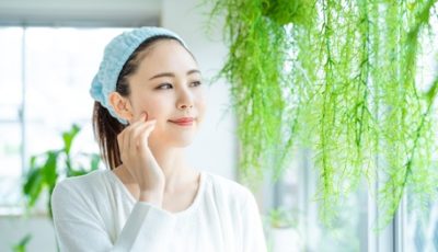 秋のスキンケアを行いお肌が改善した女性