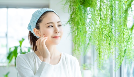 朝化粧下地を使用する女性