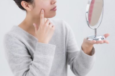 紫外線によるお肌のダメージを気にする女性