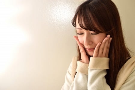 冬の乾燥肌の予防と改善の対策を考える女性