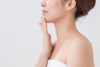 保湿クリームの必要性を感じる女性