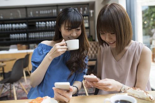 エイジングケアに関する情報交換する女性