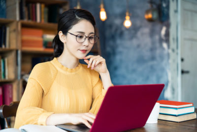 提供企業の姿勢をチェックする女性