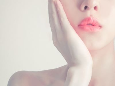 自身の毛穴悩みを気にする女性