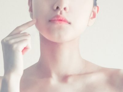 自身のお肌の悩みを考える女性