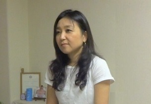 インタビューを受ける井上弥生さん