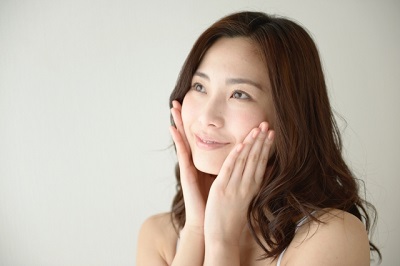 脂性肌改善のためにスキンケアを行う女性