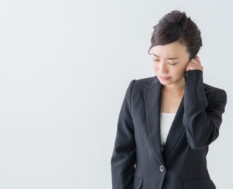 耳の聞こえの衰えに悩む女性