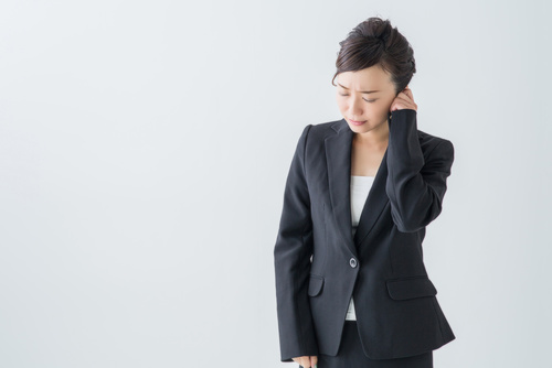 耳の聞こえの衰えに悩む女性