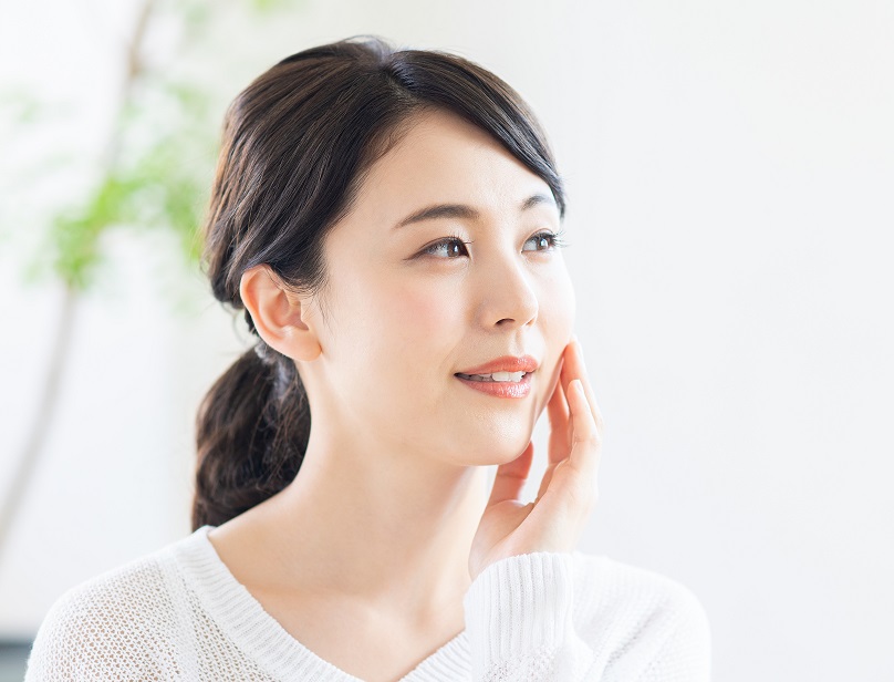 正しい化粧水パッティングの仕方を考える女性