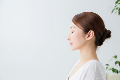 皮膚常在菌のバランスが良い美肌の女性
