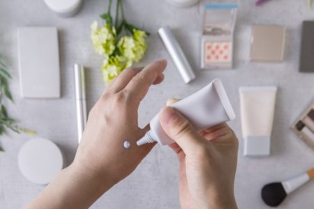 化粧品かぶれに不安のある女性の手