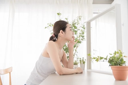 肌悩み別にクレンジングを選ぶ女性