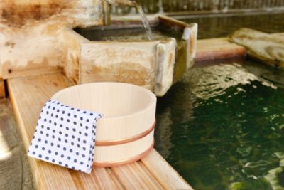 お湯に浸かりすぎるとターンオーバーに影響を与えるイメージ