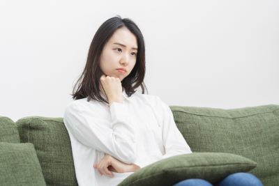 コラーゲンの効果のバラツキについて考える女性