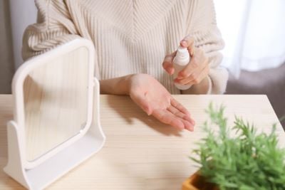 グリセリン配合の化粧水を使う女性