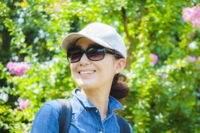 紫外線対策にサングラスをかける女性