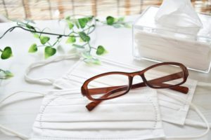 花粉対策用のマスクとメガネのイメージ