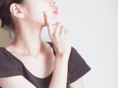 春のほうれい線対策に悩む女性