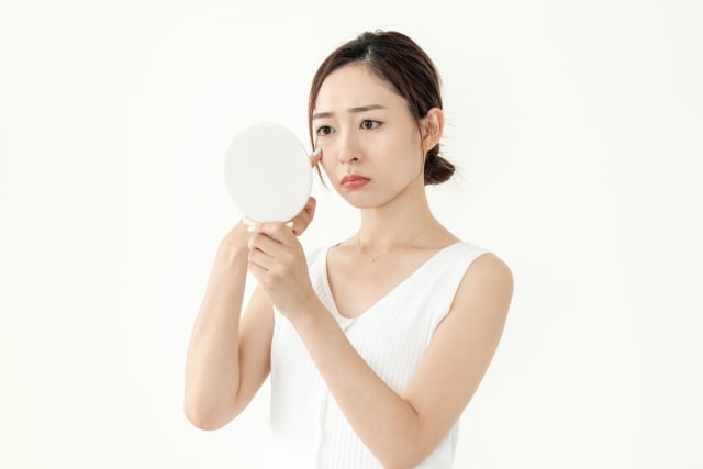 肌質をチェックする女性