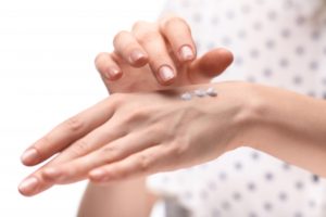 10月のスキンケアに大切な保湿を実践する女性