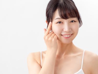 ノンケミカルの日焼け止めを使用してお肌への優しさを感じる女性
