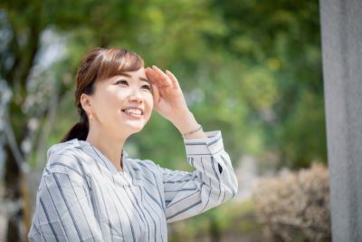 日焼け止めを適量使い紫外線対策を行う女性