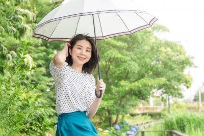 夏の外出時に紫外線ケアをしっかりと行って美肌をキープする女性