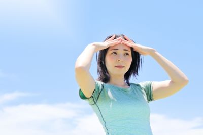 ロングUVAの紫外線対策を考える女性