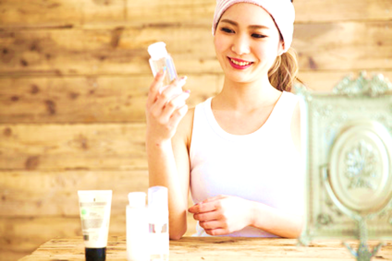 スキンケア用品を手にする女性