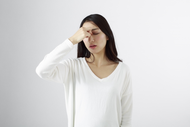 目の疲れに悩む女性