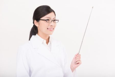NMNを紹介する女性