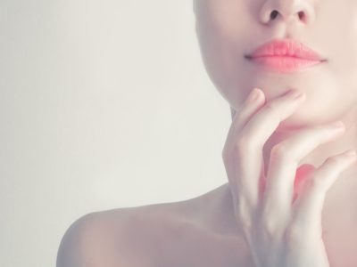 目立つ毛穴を改善する方法を考える女性