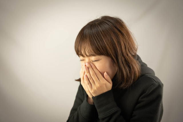 咳をする女性