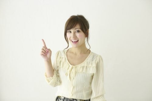 グラム陰性菌にも抗菌力があることを説明する女性