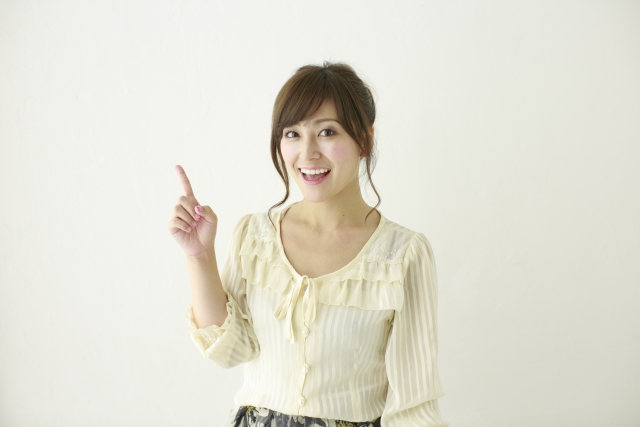 化粧品のマストアイテムをおすすめする女性