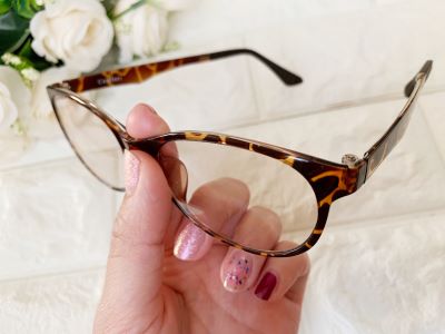 UVカットサングラスを持つ女性の手