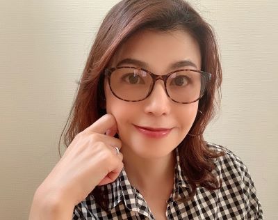 アイケアメガネを試している飯塚美香さん